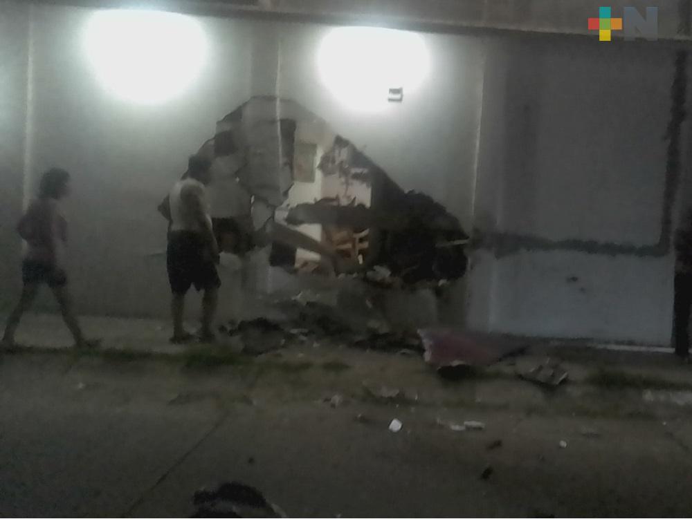 Chofer ebrio choca camión contra vivienda particular en Coatzacoalcos, tres lesionados