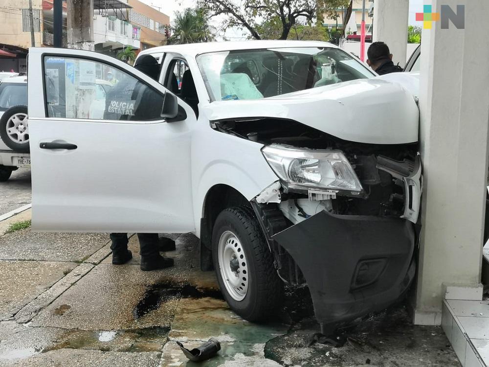 Conductor pierde control de su camioneta, choca contra muro del ayuntamiento de Coatzacoalcos