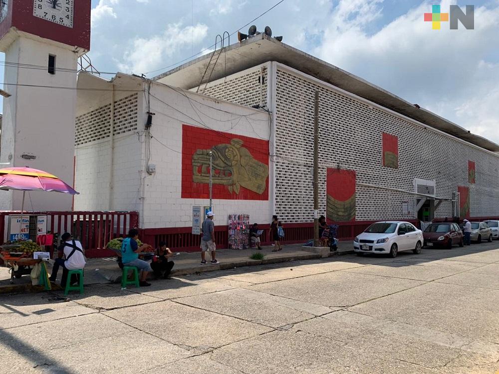 En Coatzacoalcos, gente continúa aglomerándose en mercados