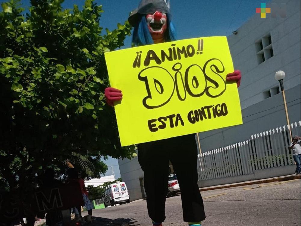 En Coatzacoalcos, payaso recorre hospitales enviando mensaje de aliento a personal médico