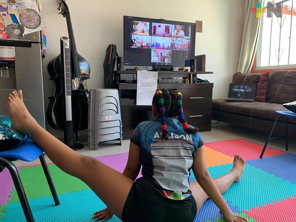 En Nogales, niñas y jóvenes toman clases de gimnasia rítmica en línea