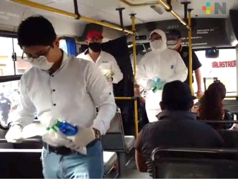 En Nogales, sanitizan más de 300 vehículos y regalan 800 cubrebocas