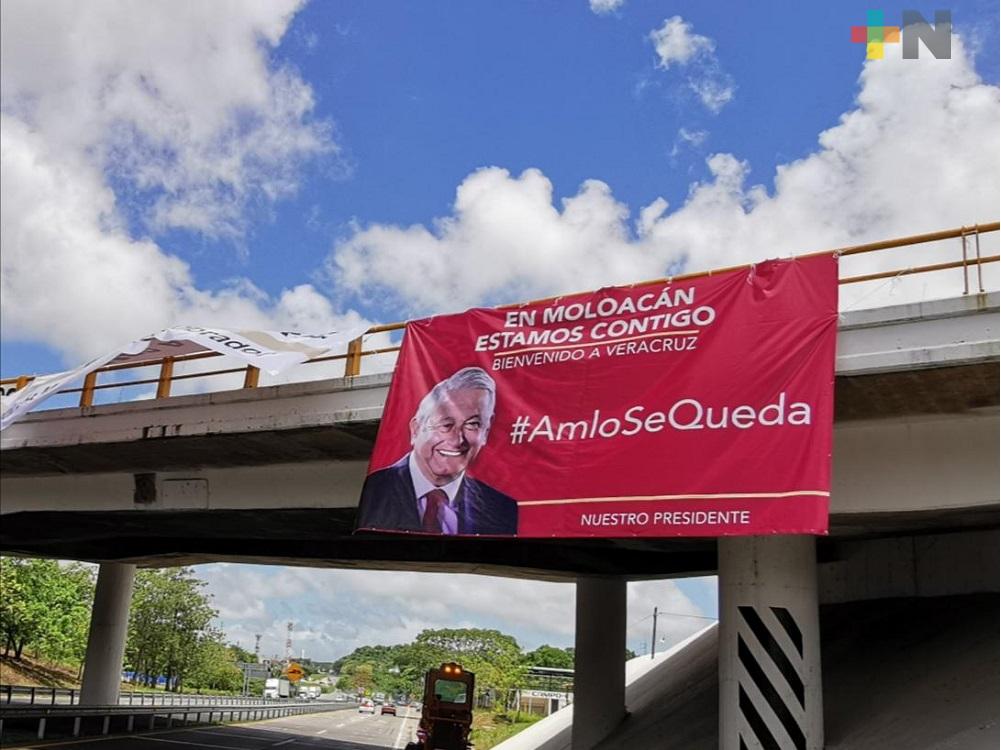 En el sur de Veracruz, colocan diversas lonas para recibir a presidente López Obrador