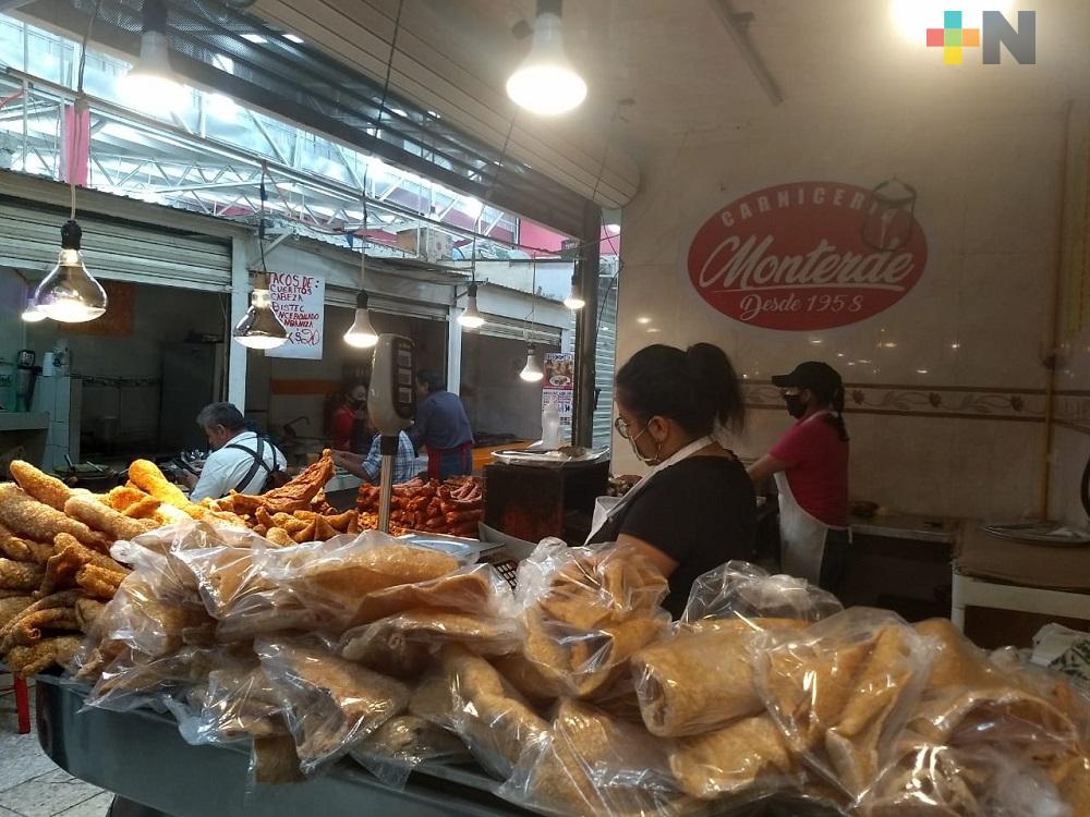 En mercados de Xalapa, locatarios continúan adaptando nuevas formas de venta durante contingencia