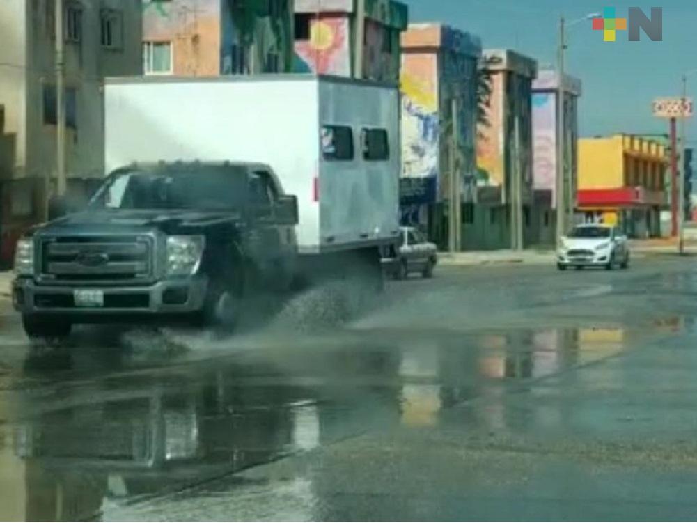 Fuga de agua provoca inundación en colonia de Coatzacoalcos