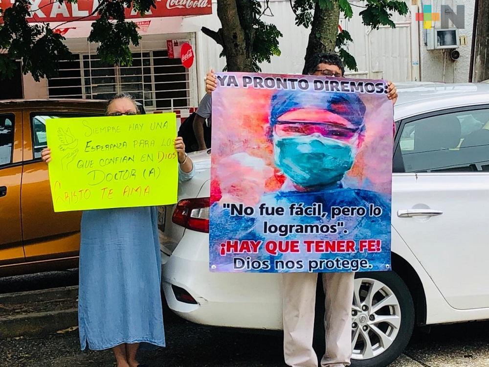 Grupo religioso ofrece oración por personal médico de IMSS Coatzacoalcos