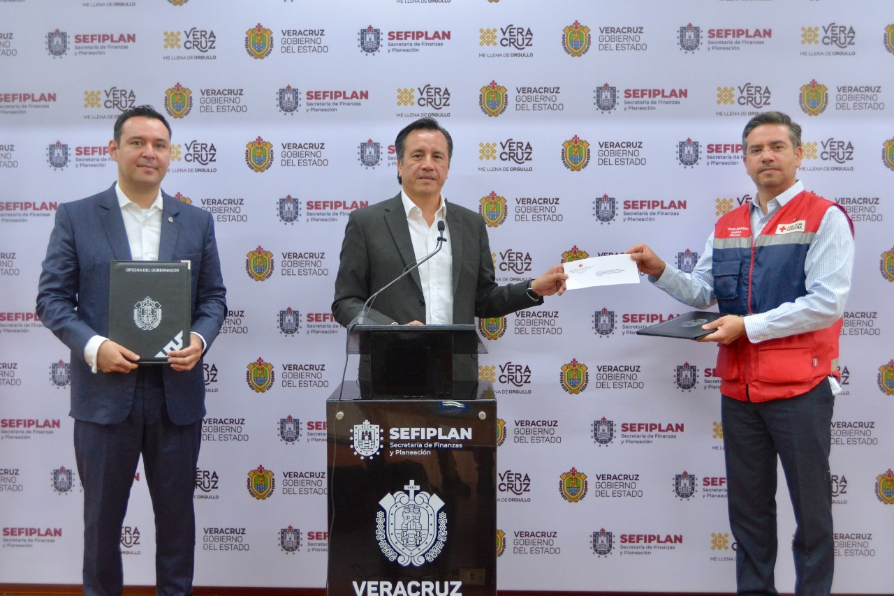 Entrega gobernador Cuitláhuac García Jiménez donativo por más de 4.5 mdp a la Cruz Roja Mexicana