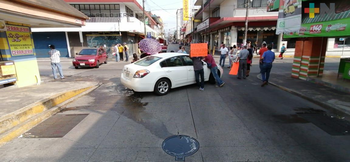 Realizan bloqueos en Córdoba en demanda de reapertura de bares