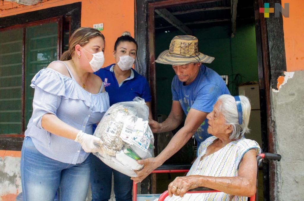 Entregan despensas a  habitantes de Cosamaloapan