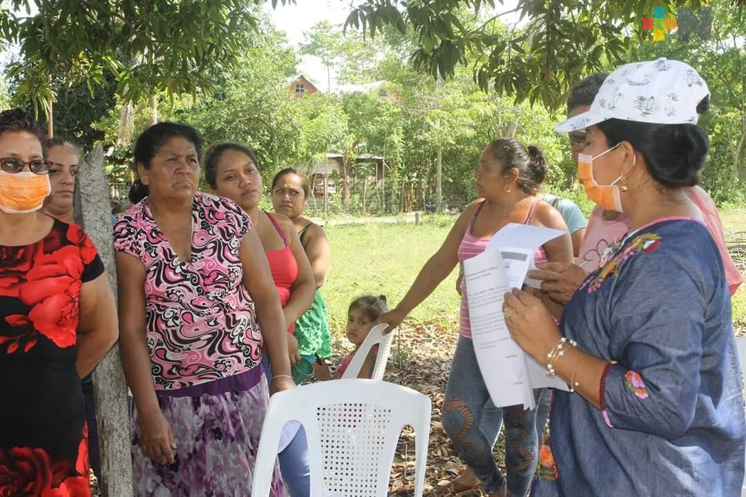 Madres solteras reciben terrenos en Tlacojalpan