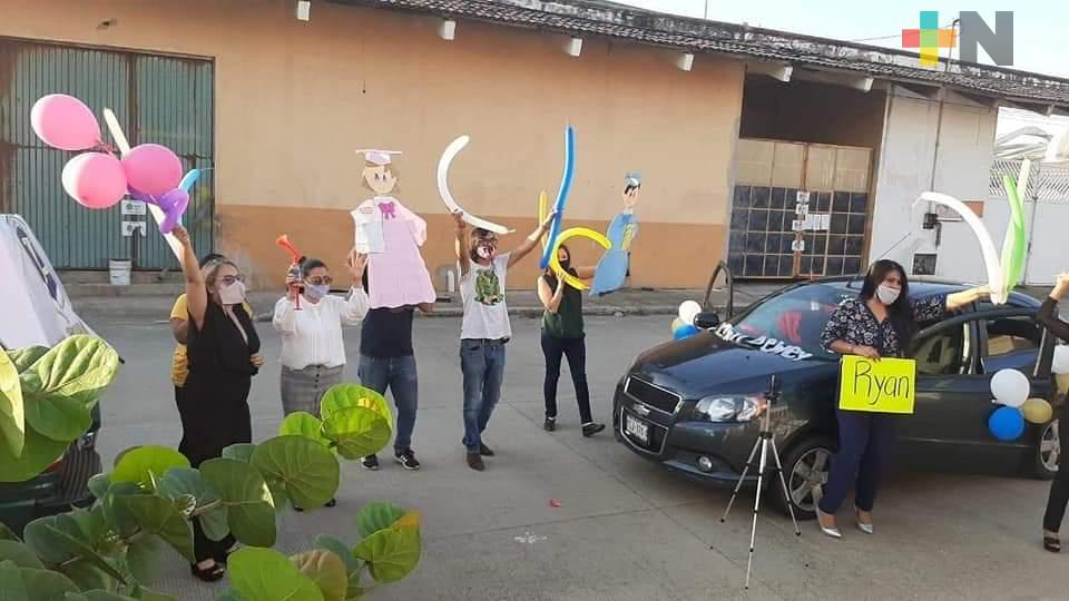 Profesores llevan graduación a casas de alumnos