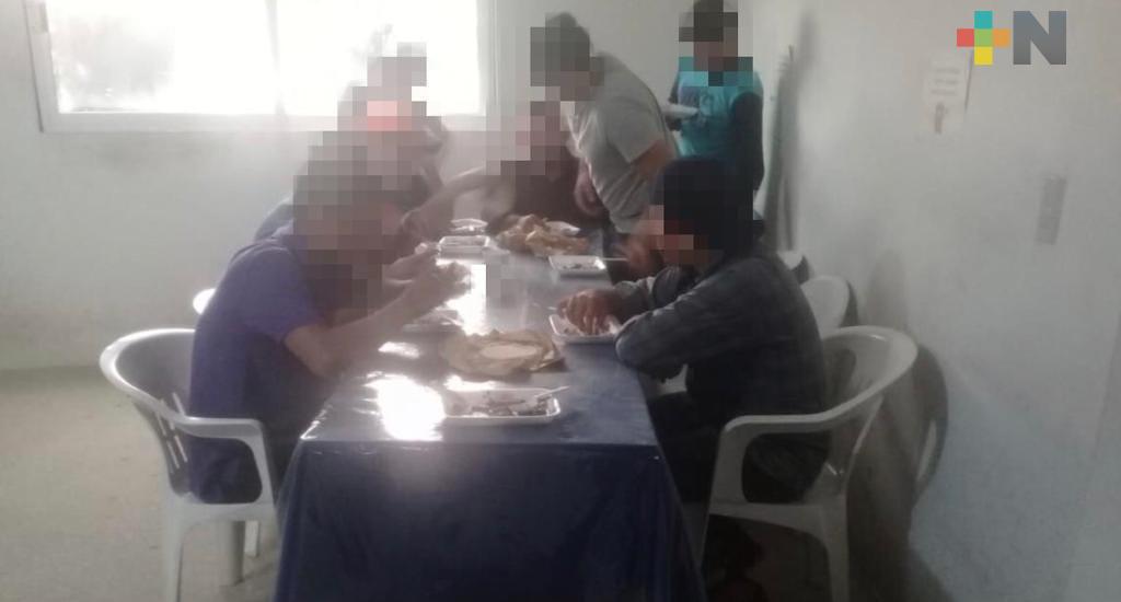 Salvaguarda SSP a 15 migrantes centroamericanos y detiene a presunto traficante de personas, en Las Choapas