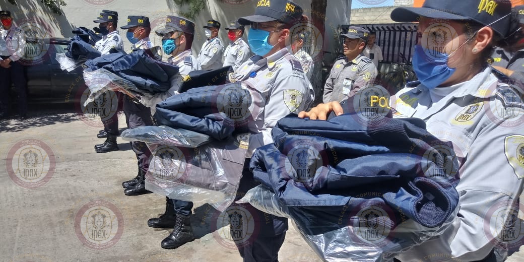 Entrega comisionado del IPAX uniformes, en Perote