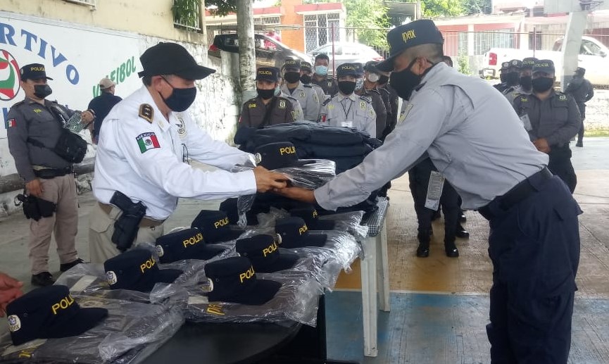 Entrega comisionado del IPAX uniformes, en Martínez de la Torre