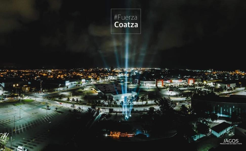 Como símbolo de esperanza, estela de luz iluminó a Coatzacoalcos