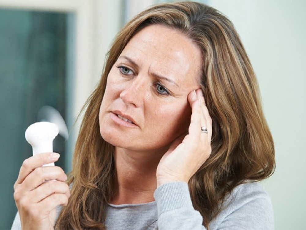 Químicos en envases de alimentos adelantarían menopausia: Estudio