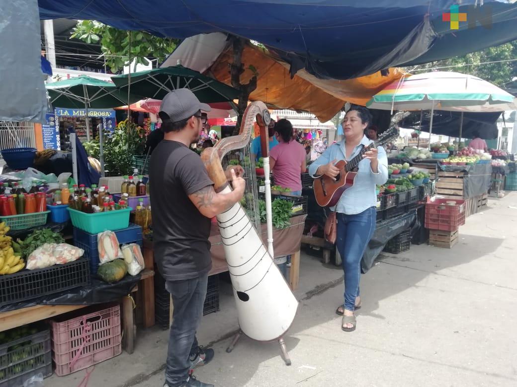 Al quedarse sin lugar de trabajo, Jair y Karla cantan en las calles de Cosoleacaque