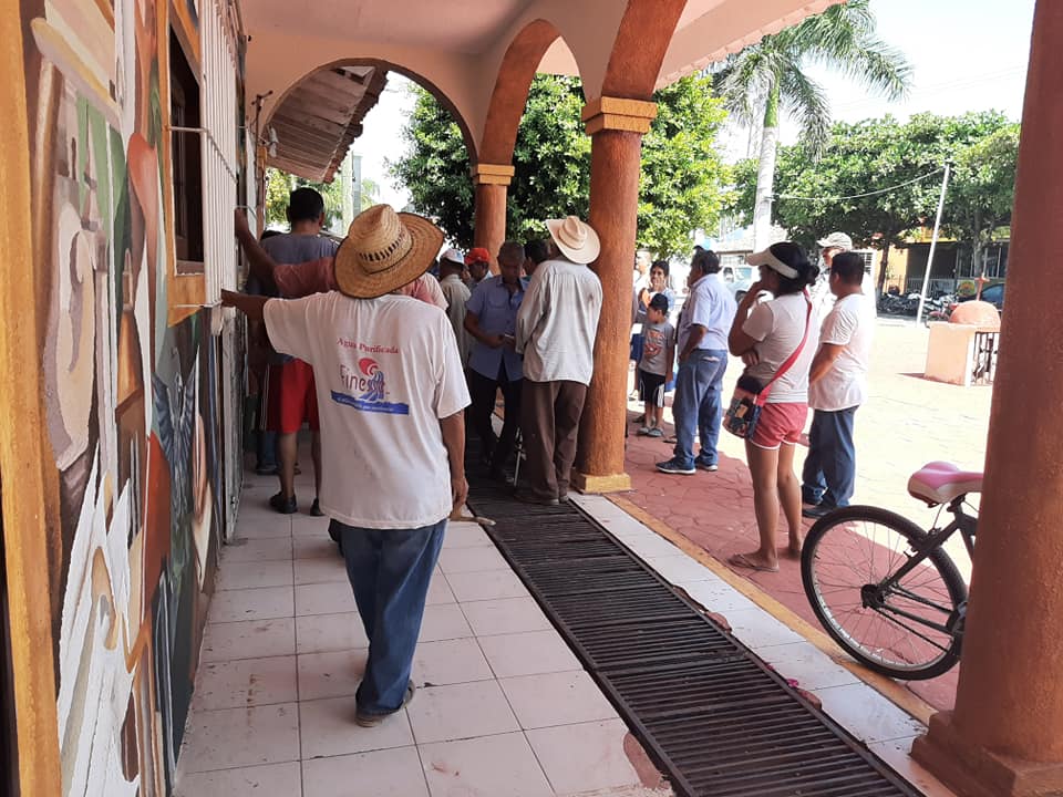 En Camarón de Tejeda se aglutinan para realizar pago de la luz; Ayuntamiento se deslinda