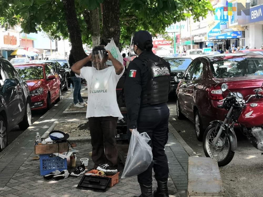 Policía de Coatzacoalcos reparte caretas a personas de la tercera edad