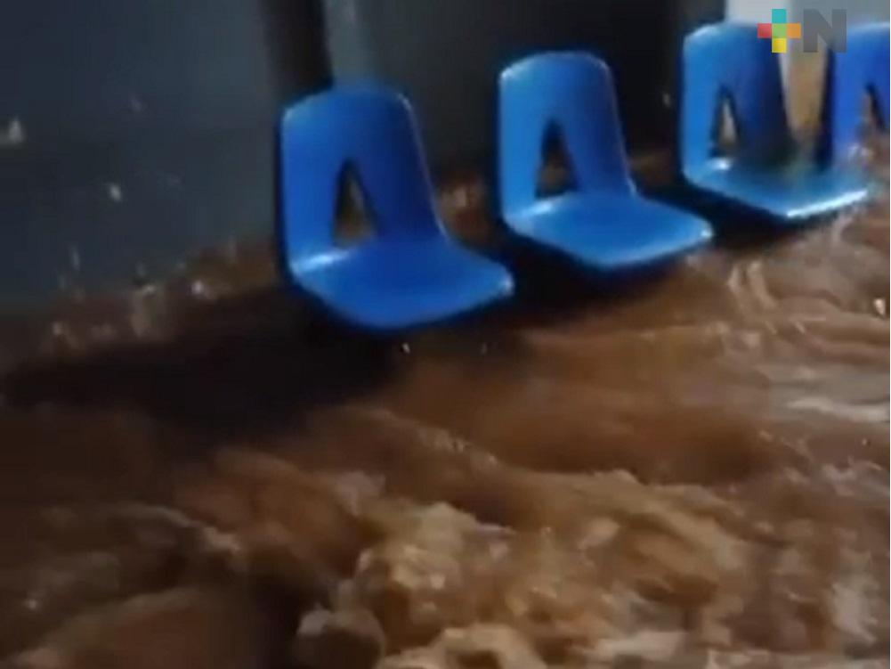 Por inundación, suspenden consultas en centro de salud de Acayucan