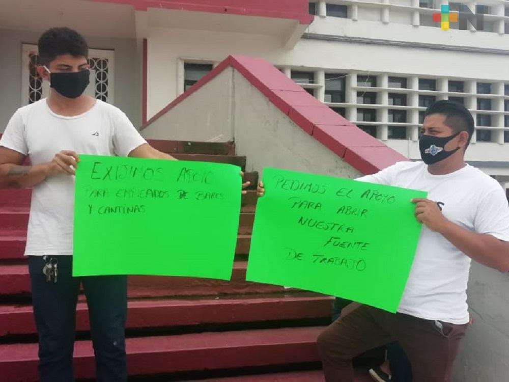 Propietarios de bares y cantinas de Coatzacoalcos se manifiestan; piden los dejen trabajar
