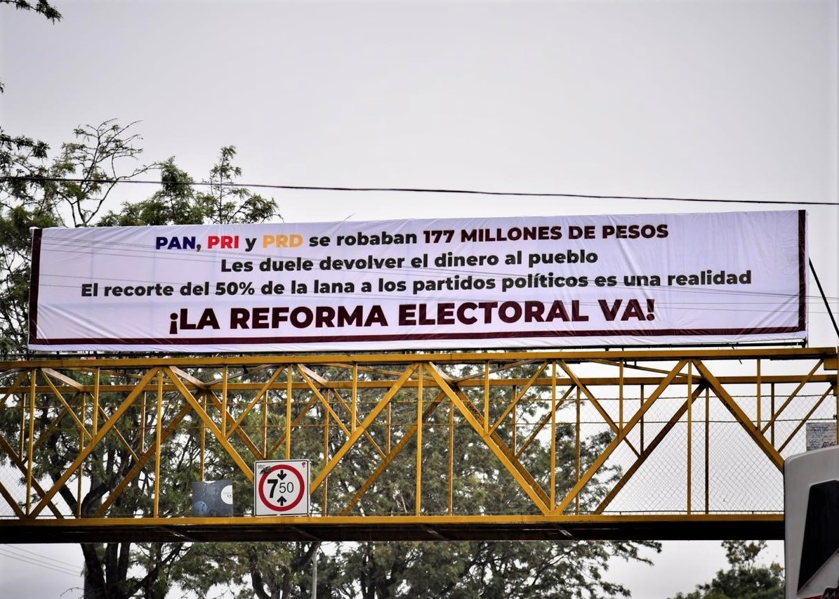 Aparecen lonas con consignas contra partidos políticos; los acusan de robarse los recursos de los veracruzanos