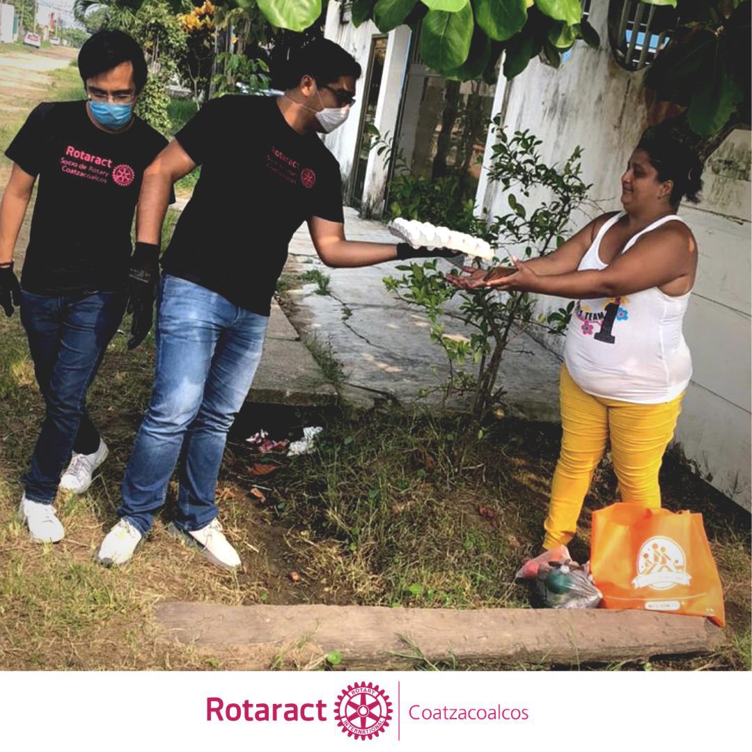 Rotaract Coatzacoalcos entrega despensas a familias necesitadas de Coatzacoalcos