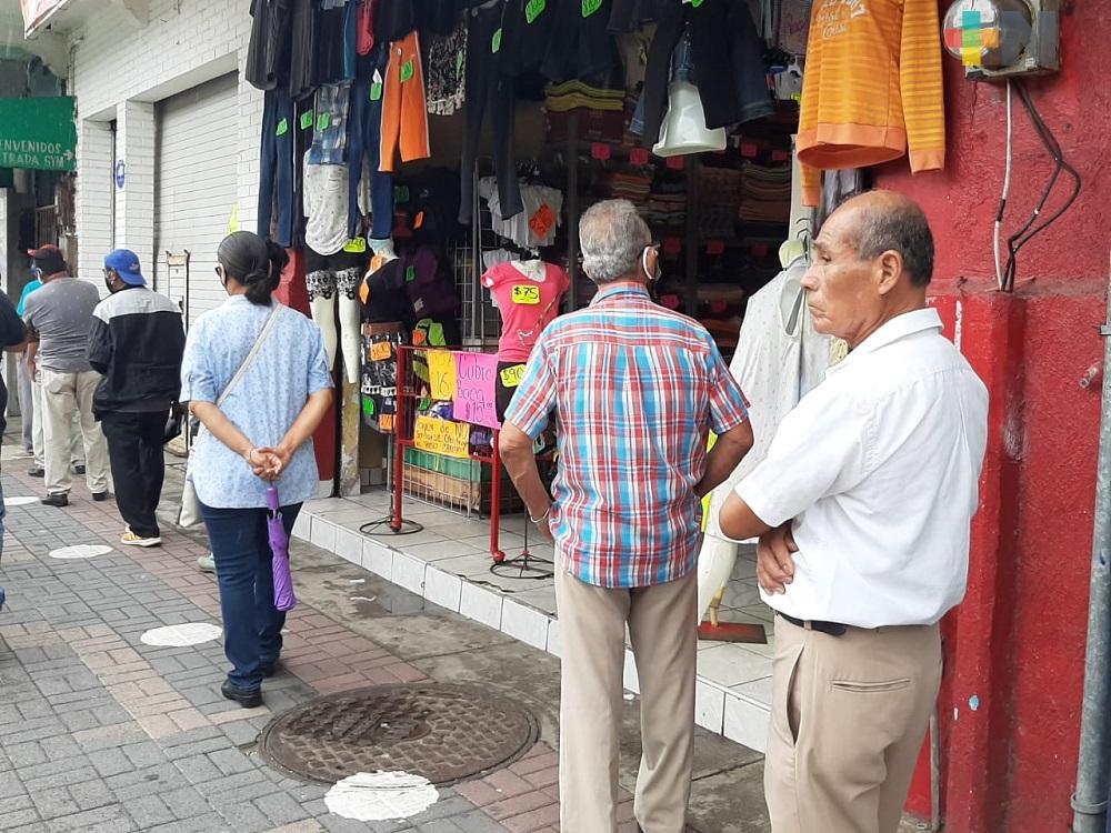 Sin tomar en cuenta semáforo rojo, comercios abren sus puertas este lunes en Coatzacoalcos