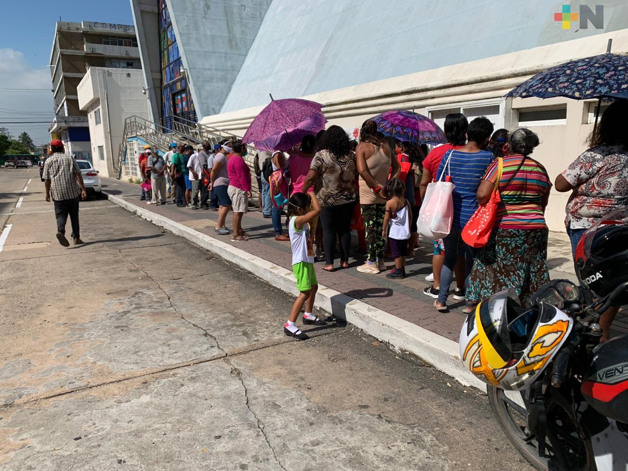 Decenas de personas se aglomeraron para recibir una despensa de Cáritas Diocesanas en Coatzacoalcos