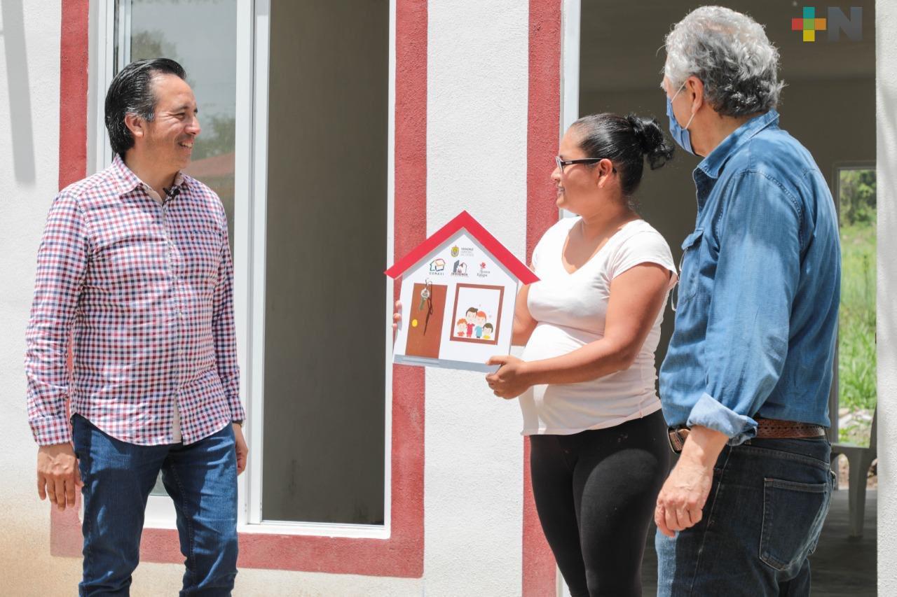 Gobernador de Veracruz entregó viviendas en colonias marginadas de Xalapa