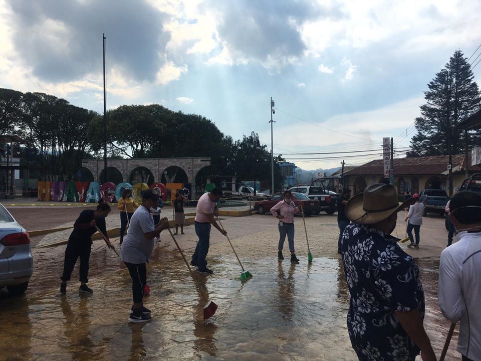 Comerciantes de Huayacocotla se suman a lavado de calles y espacios de venta