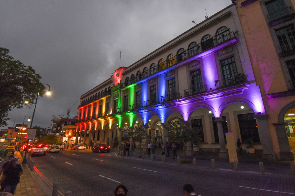 Con bandera de colores LGBTTTI en palacio municipal, Xalapa se coloca a nivel nacional como una ciudad amigable