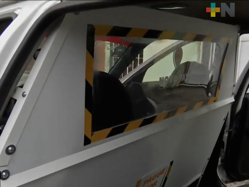 Emprendedores xalapeños desarrollan panel de protección sanitaria para taxis