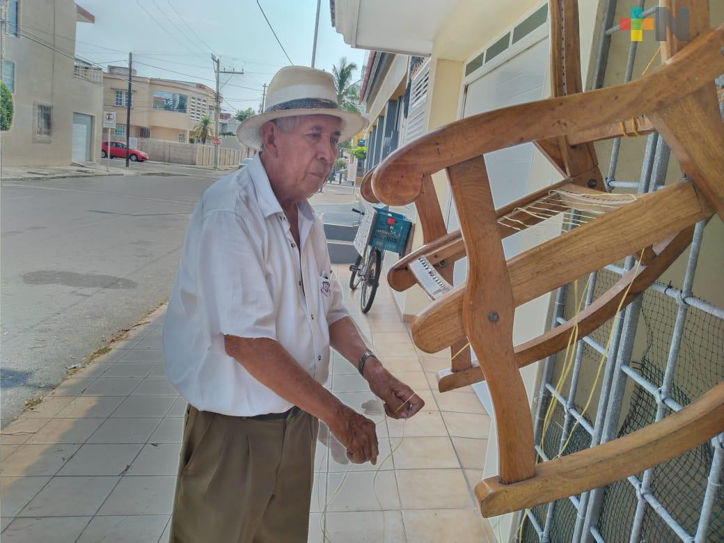 Pese a ser parte de la población de riesgo, sigue reparando sillones