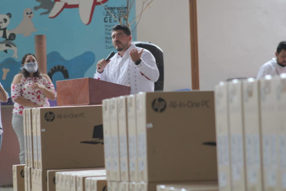 Entrega SEV equipo de cómputo a escuelas del nivel básico en norte del estado