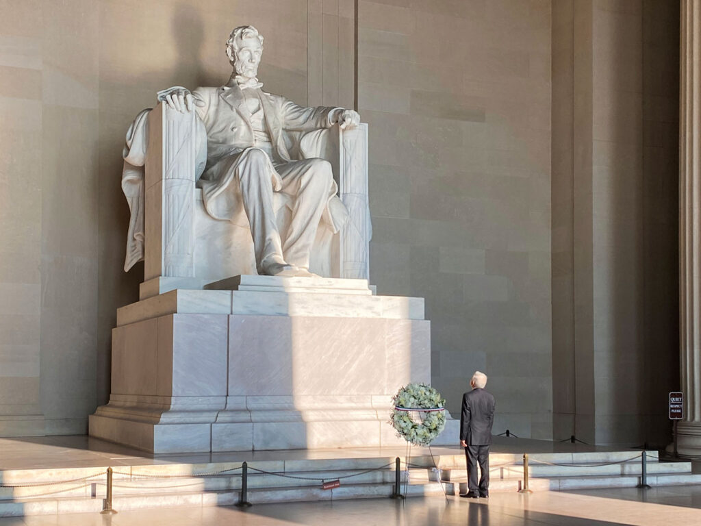 Presidente rinde homenaje a Abraham Lincoln y Benito Juárez en Washington