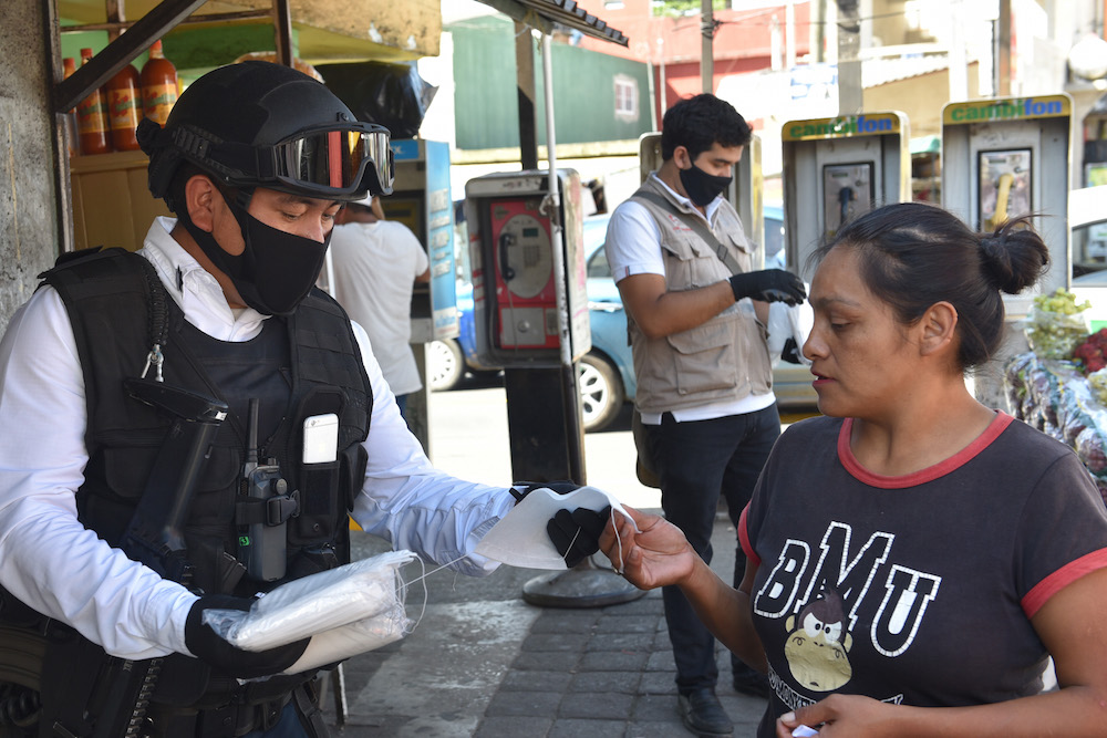 Inicia Ayuntamiento de Xalapa entrega de 160 mil cubrebocas