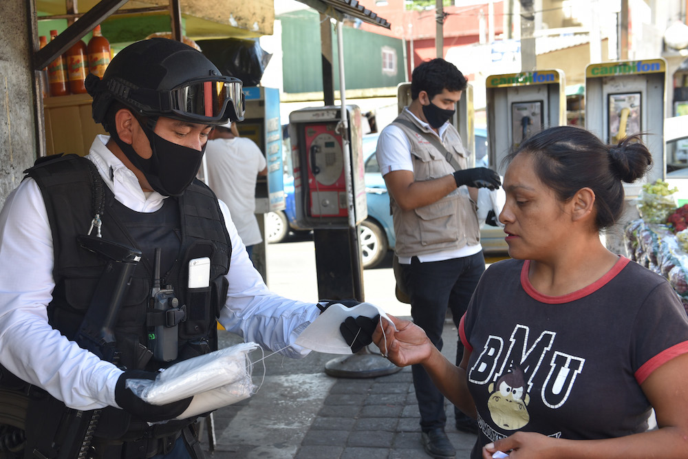 Policía Municipal de Xalapa reparte cubrebocas e invita a usarlos para prevenir nuevos contagios