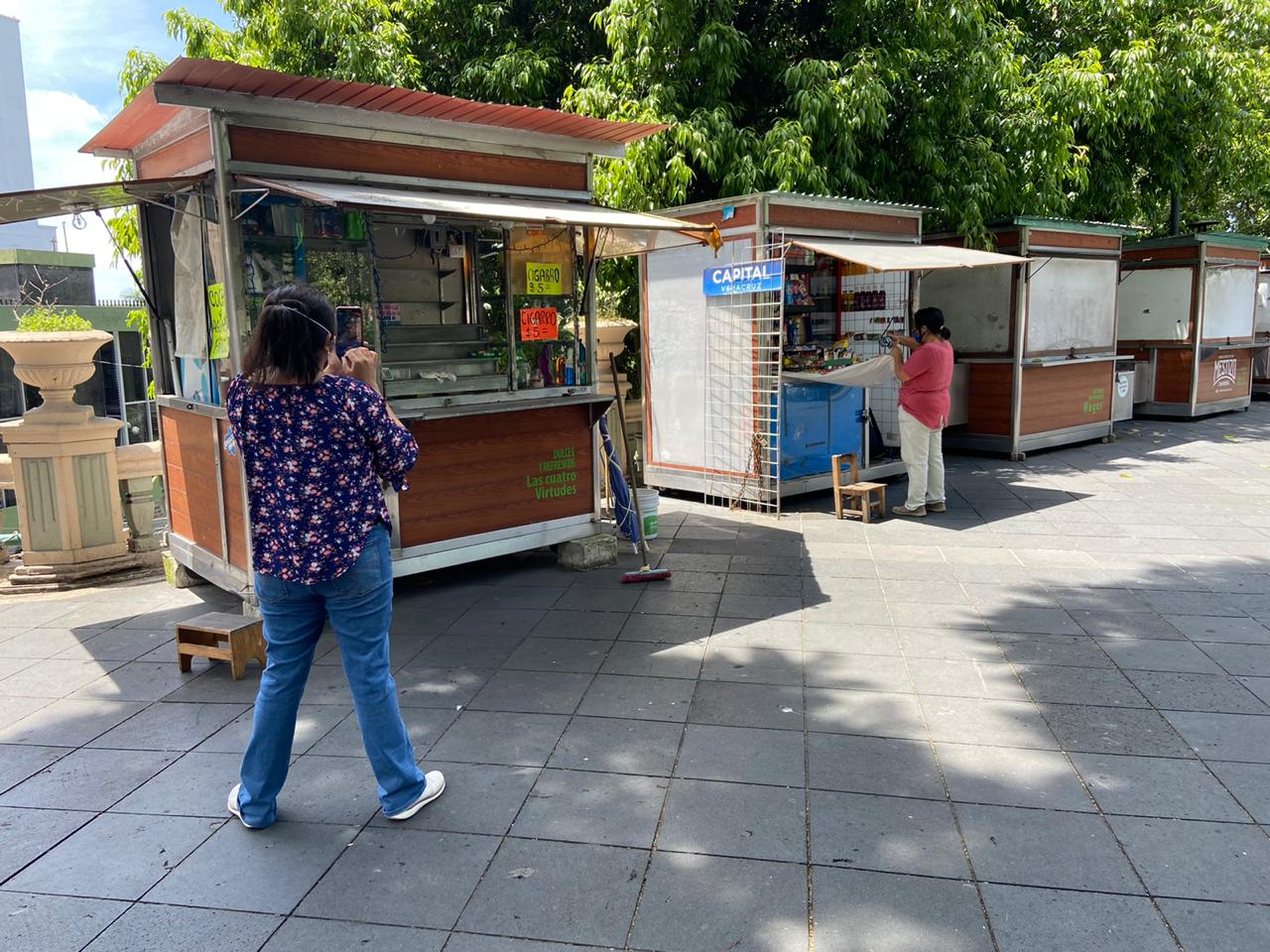Limpieza ordenada en casetas del parque Juárez de Xalapa