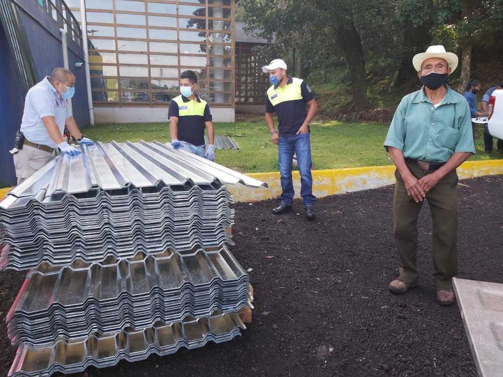 Entrega Ayuntamiento apoyos por lluvias atípicas