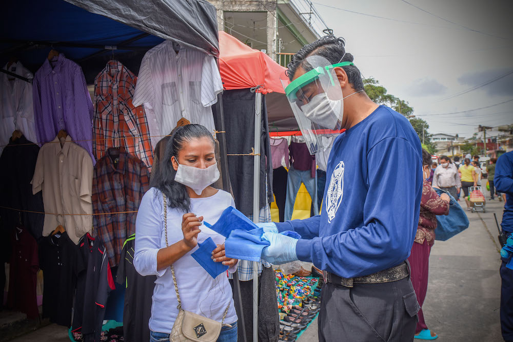 Distribuirán 10 mil cubrebocas en los tianguis y mercados del municipio de Xalapa