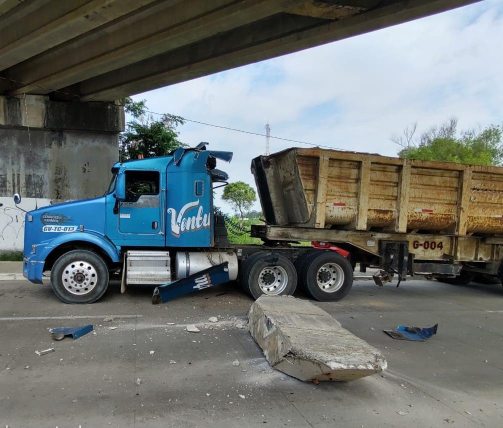 Pedazo de distribuidor vial de Coatzacoalcos, cayó sobre tráiler