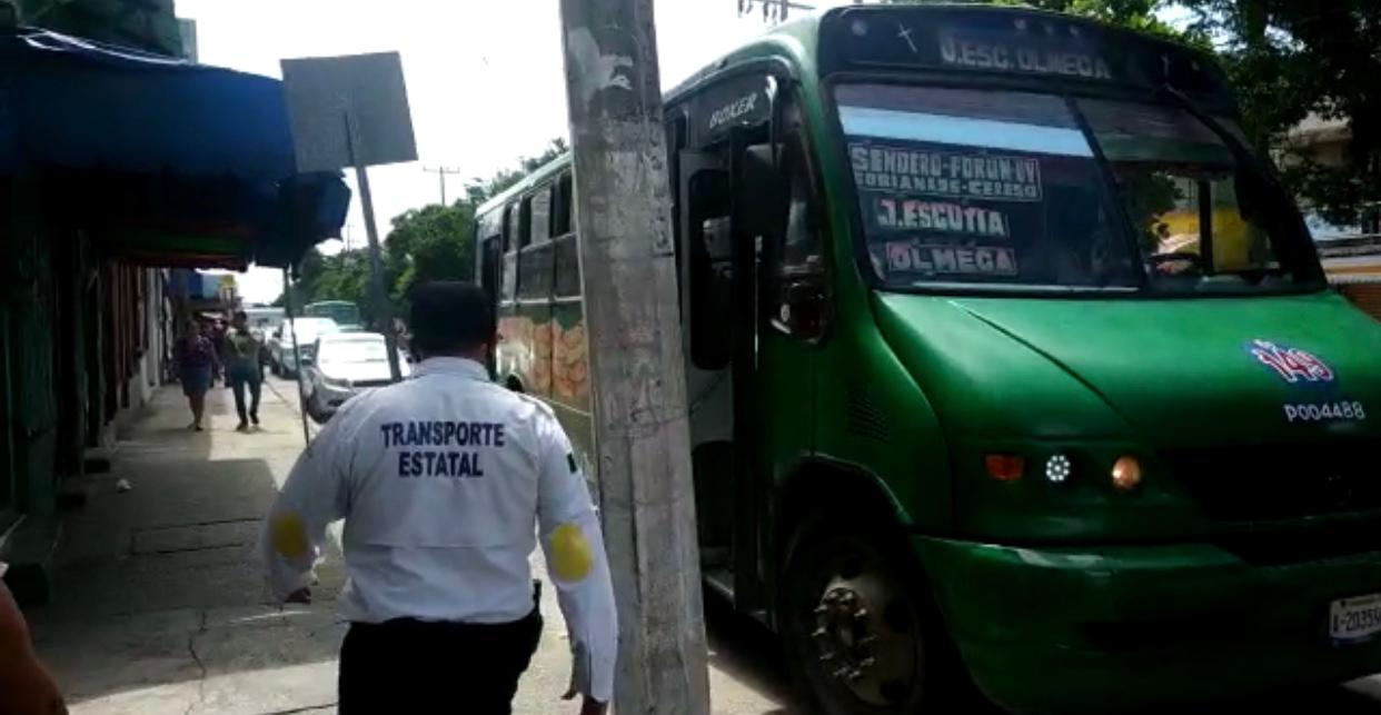 Vigilan uso de cubrebocas en paradas de transporte urbano de Coatzacoalcos