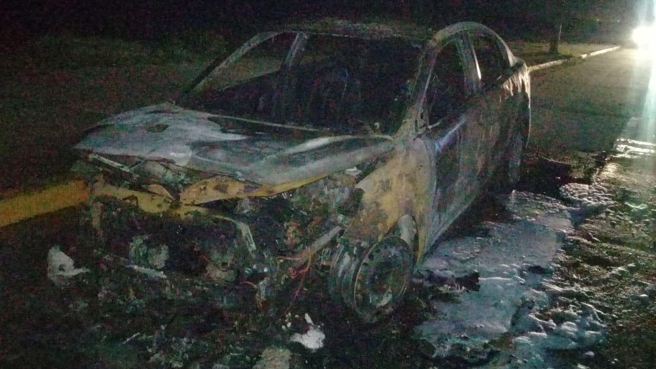 Fuego consumió vehículo en el malecón de Coatzacoalcos