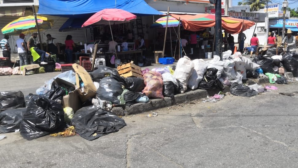 Pese a exhorto de no hacerlo, ciudadanos de Coatzacoalcos tiran basura en las calles
