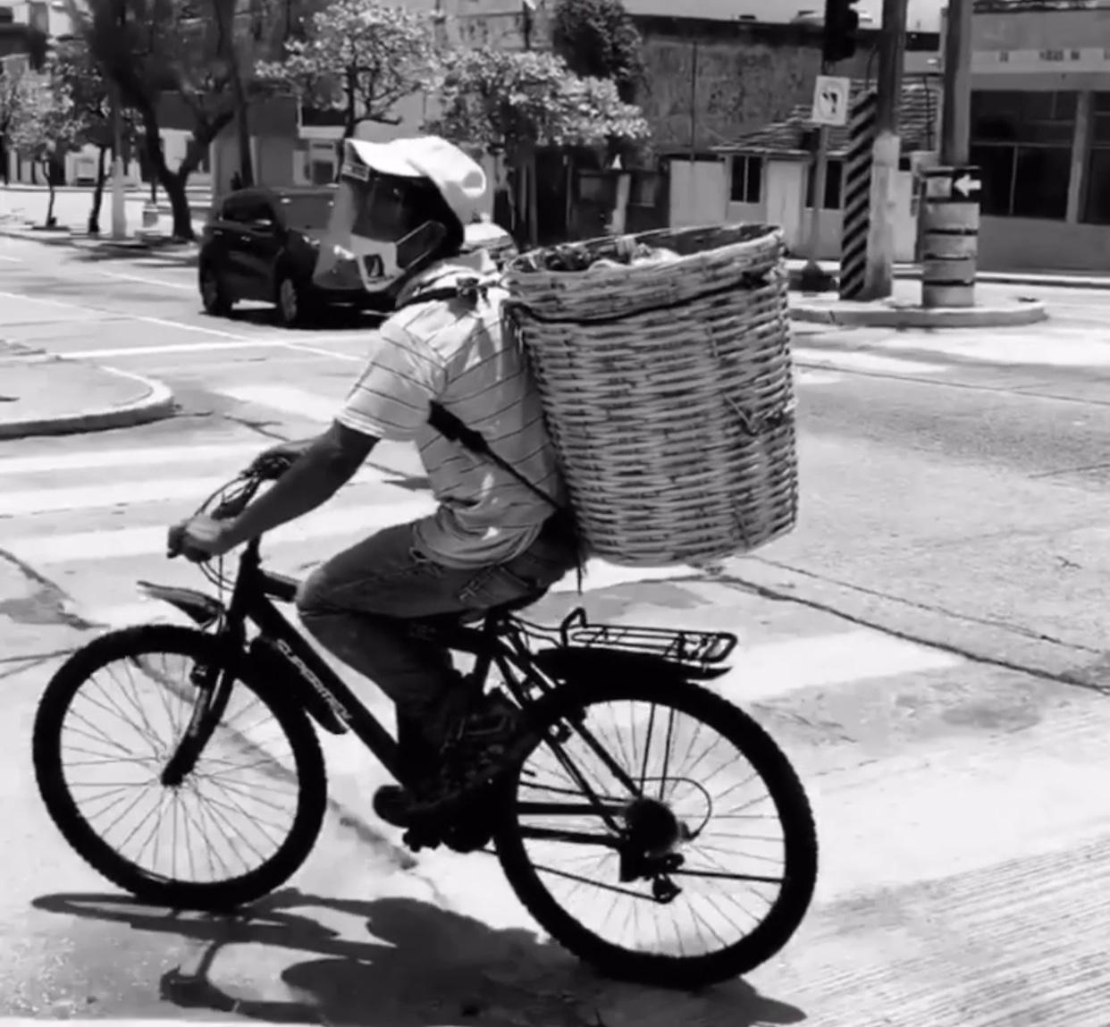 Organizaciones altruistas donan bicicleta a vendedor de bolillos en Coatzacoalcos; se la habían robado