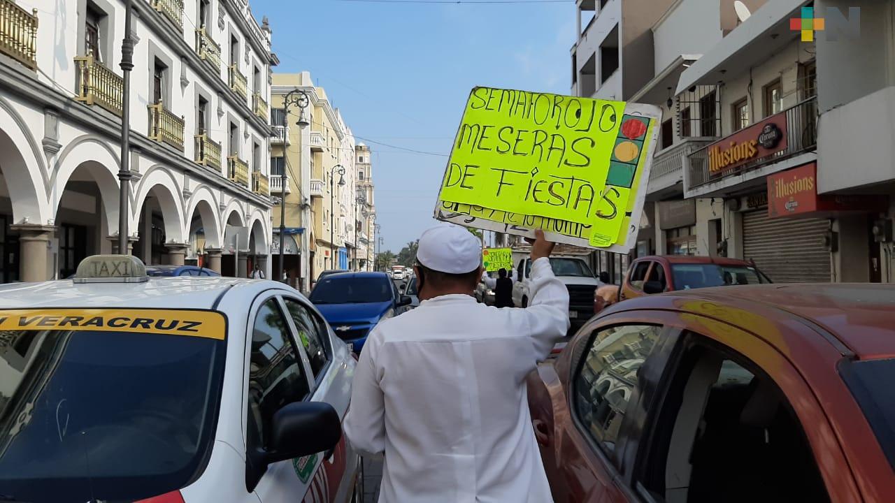 Meseros de eventos sociales botean en Centro Histórico de Veracruz