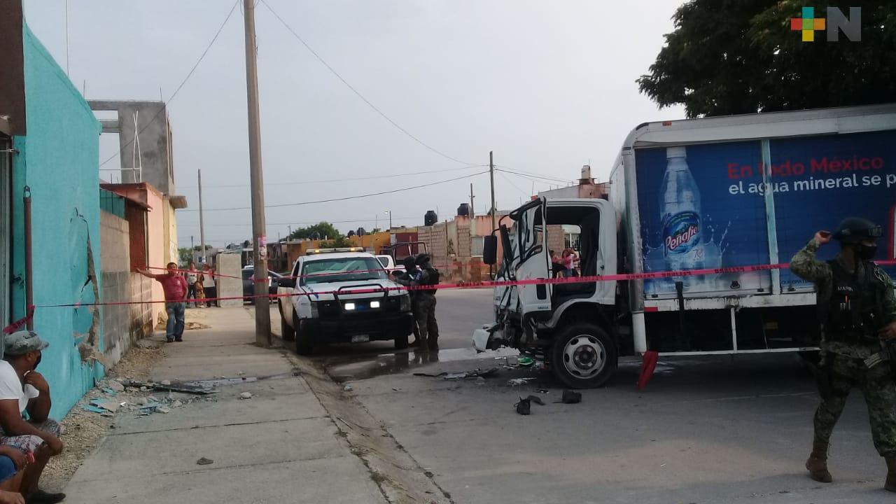 Camión refresquero se impactó en vivienda en Coatzacoalcos; tres personas lesionadas