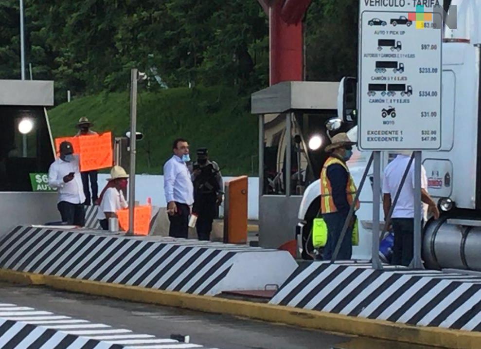 Transportistas se manifiestan en autopista Veracruz-Cardel; piden retirar caseta de La Antigua
