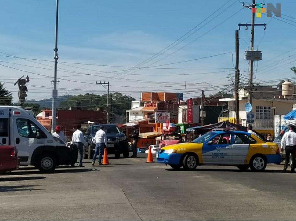 Cierran paso vehicular en calles de Banderilla para evitar contagios de COVID-19